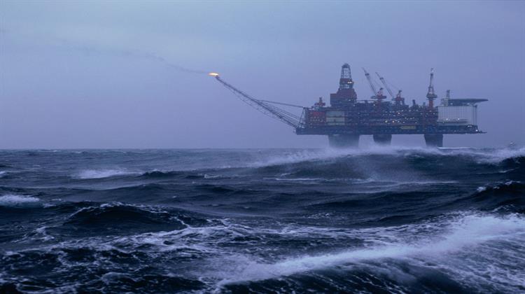 198035 0 North Sea Oil Rig Gullfaks C In Bad Weather 1990
